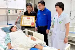 Cô giáo bị xe tải cán khi cứu học sinh được trao Huy hiệu 'Tuổi trẻ dũng cảm'