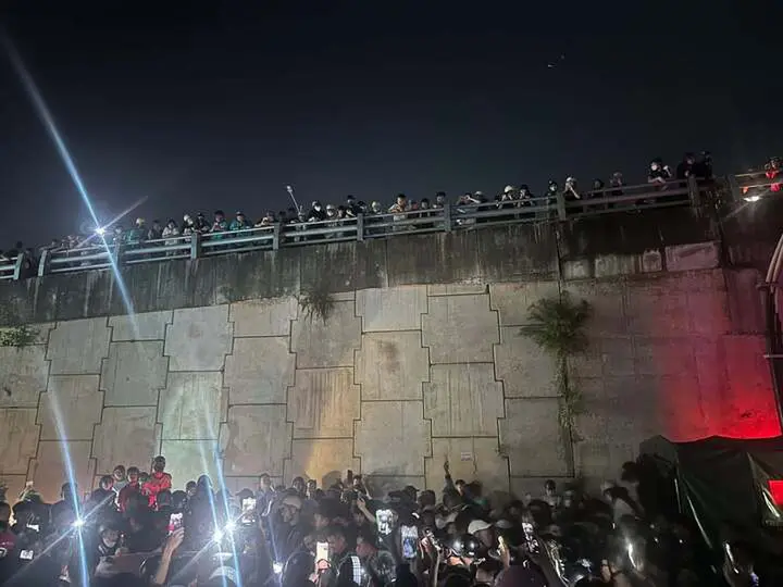 Đám đông vây kín ô tô, livestream: Khi nào có thể bị xử lý hình sự?