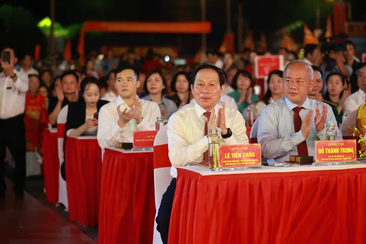 Vạn người xếp hàng chờ nhận ấn thiêng Đền Kiếp Bạc tại lễ hội mùa Thu 2026