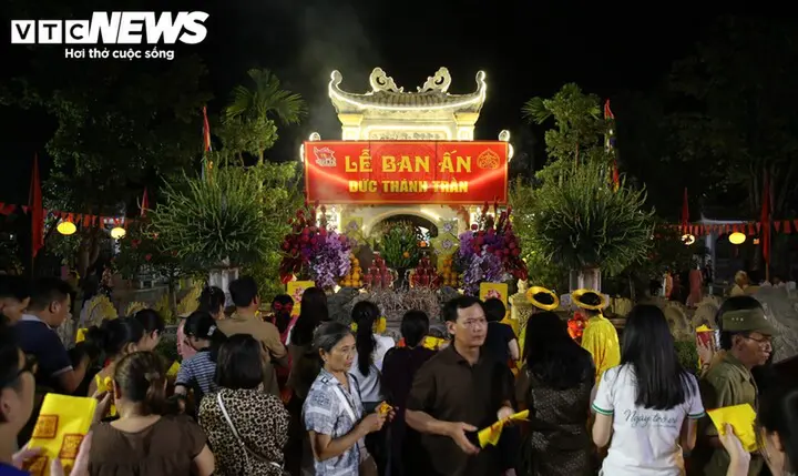 Vạn người xếp hàng chờ nhận ấn thiêng Đền Kiếp Bạc tại lễ hội mùa Thu 2026