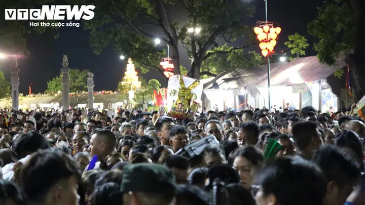 Vạn người xếp hàng chờ nhận ấn thiêng Đền Kiếp Bạc tại lễ hội mùa Thu 2026