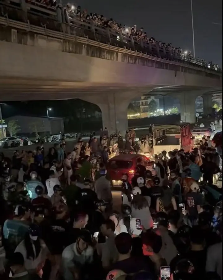 Đám đông vây kín ô tô, livestream: Khi nào có thể bị xử lý hình sự?