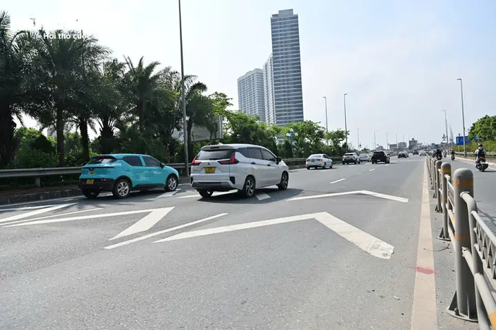 Cầu Nhật Tân được sơn, kẻ loạt biển báo, vạch đo khoảng cách