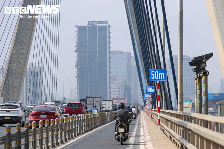 Sau cầu Nhật Tân, Hà Nội tính kẻ vạch khoảng cách trên 3 cầu lớn