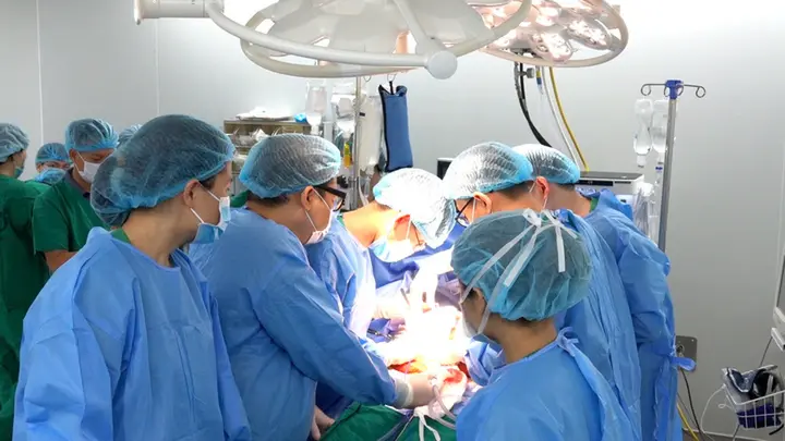 Khoảnh khắc nghẹn ngào tiễn biệt nữ nhân viên y tế hiến tạng cứu người