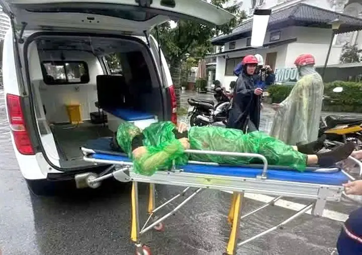 Người phụ nữ bị sét đánh nguy kịch khi đang lái xe máy