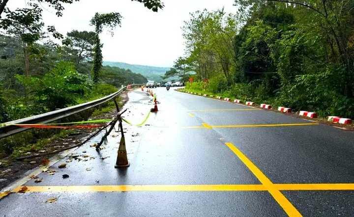 Vết nứt dài 50m lan rộng gần nửa mặt đường trên đèo Mimosa ở Đà Lạt