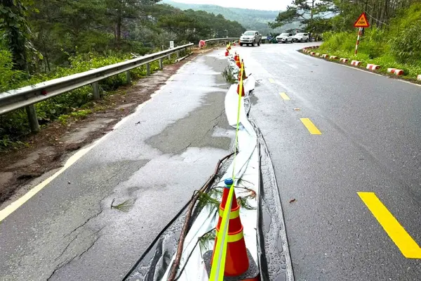 Vết nứt dài 50m lan rộng gần nửa mặt đường trên đèo Mimosa ở Đà Lạt