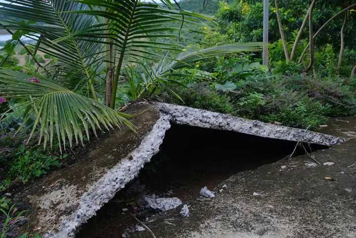 Hồ ở Lâm Đồng bị sụt lún gần 15.000m², đường xá nứt nẻ, hư hỏng sau mưa lớn