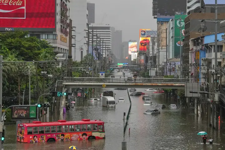 Đường phố Bangkok hóa biển nước, Thái Lan ban bố tình trạng khẩn cấp