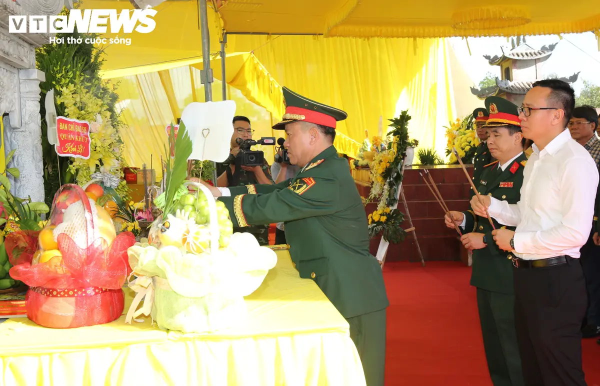 Khai quật mộ chôn tập thể, tìm hài cốt 8 liệt sĩ bị sát hại năm 1951