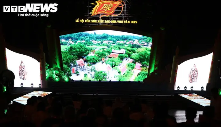 Vạn người xếp hàng chờ nhận ấn thiêng Đền Kiếp Bạc tại lễ hội mùa Thu 2026