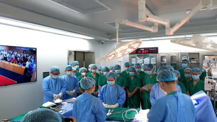 Khoảnh khắc nghẹn ngào tiễn biệt nữ nhân viên y tế hiến tạng cứu người