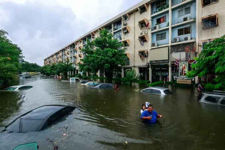 Video ô tô nổi lềnh bềnh, người dân Bangkok khổ sở lội giữa 'biển nước'