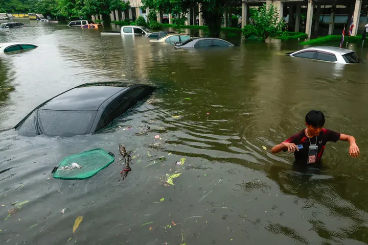 Video ô tô nổi lềnh bềnh, người dân Bangkok khổ sở lội giữa 'biển nước'