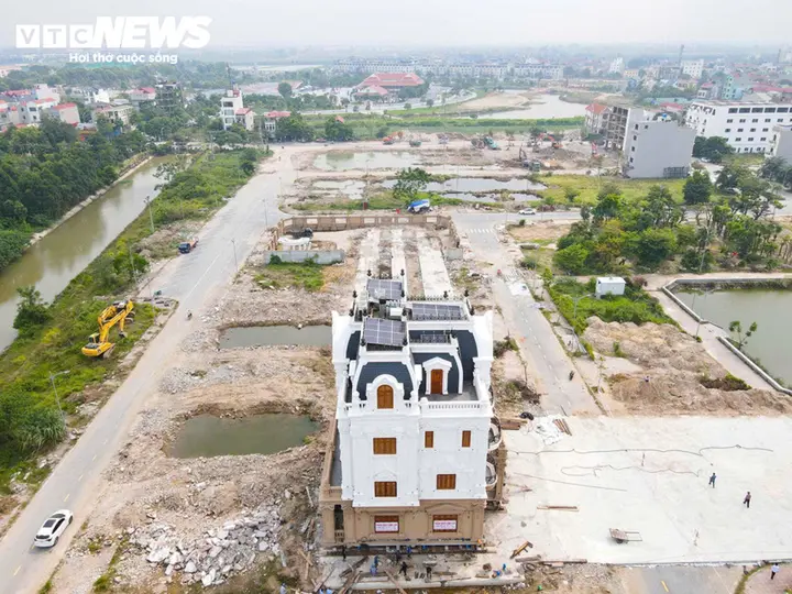 Cận cảnh 'thần đèn' di chuyển biệt thự 4 tầng nặng hàng trăm tấn ở Bắc Ninh