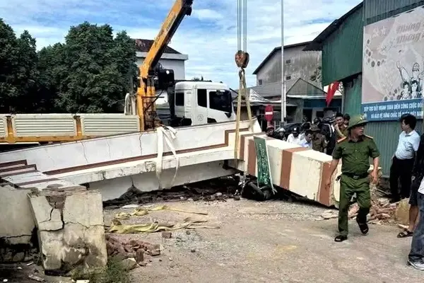 Xe cẩu va sập cổng làng làm bé trai bị đứt lìa cánh tay