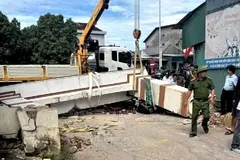 Xe cẩu va sập cổng làng làm bé trai bị đứt lìa cánh tay