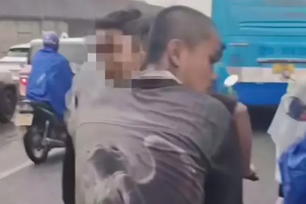 CSGT soi camera tìm nhóm thanh niên đầu trần đi xe máy kẹp 3 trên phố Hà Nội