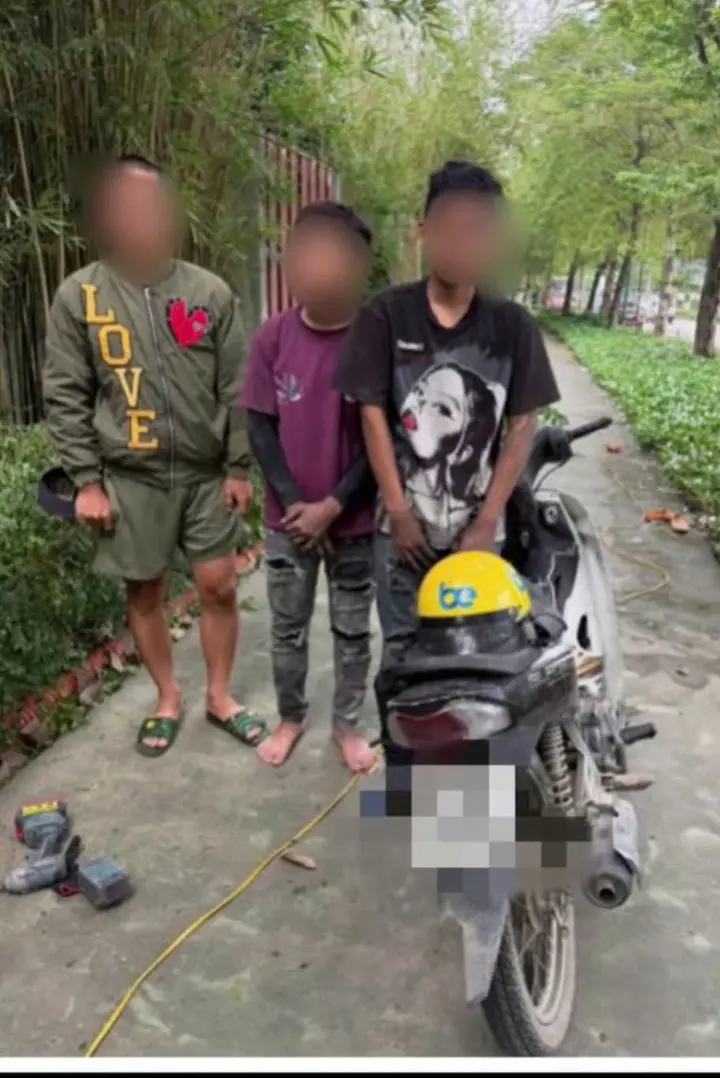 CSGT soi camera tìm nhóm thanh niên đầu trần đi xe máy kẹp 3 trên phố Hà Nội