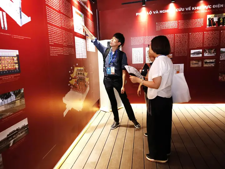 Chiêm ngưỡng mô hình phục dựng điện Kính Thiên tại Hoàng thành Thăng Long