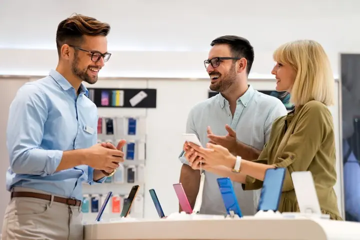 Nên mua điện thoại trực tuyến hay đến cửa hàng?