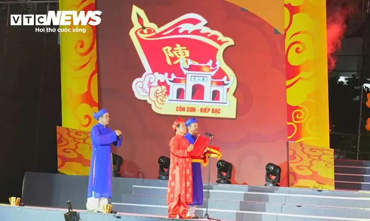 Vạn người xếp hàng chờ nhận ấn thiêng Đền Kiếp Bạc tại lễ hội mùa Thu 2026