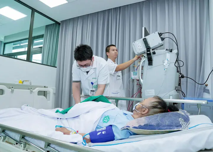 Tưởng thoát vị đĩa đệm, người phụ nữ bất ngờ liệt tứ chi, phải thay huyết tương