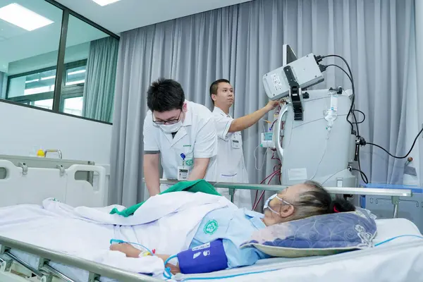 Tưởng thoát vị đĩa đệm, người phụ nữ bất ngờ liệt tứ chi, phải thay huyết tương