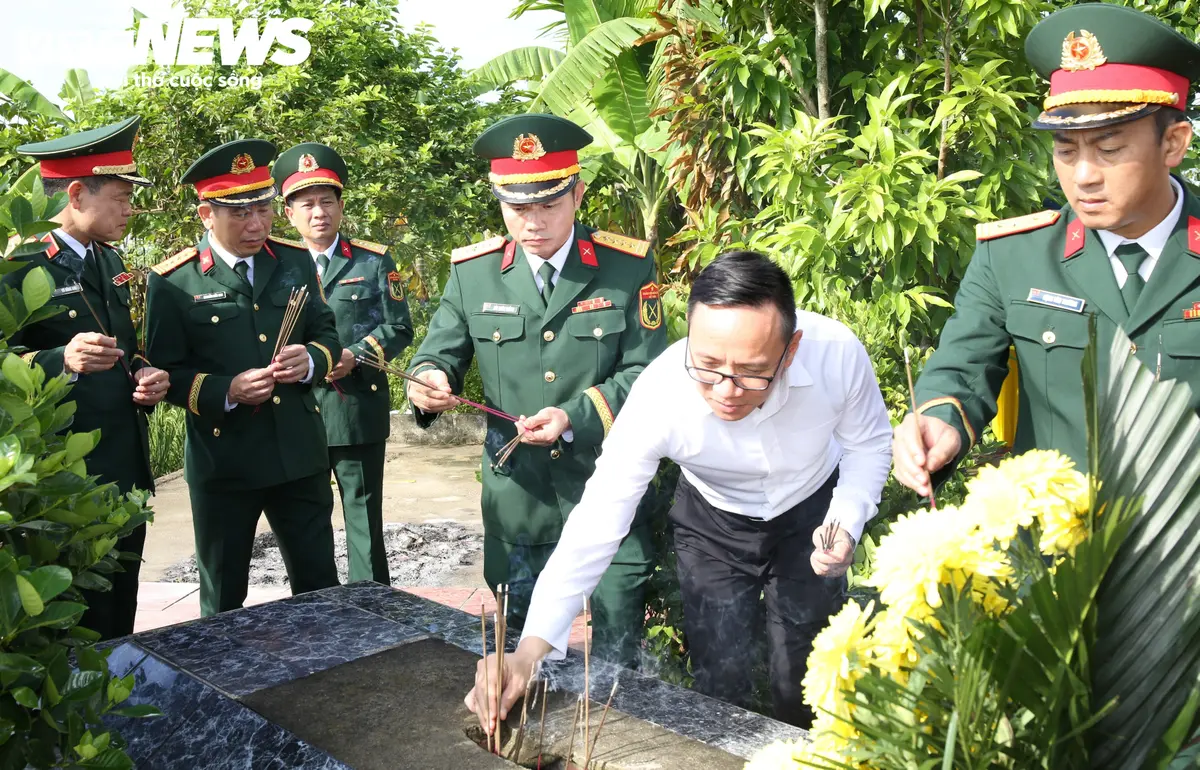 Khai quật mộ chôn tập thể, tìm hài cốt 8 liệt sĩ bị sát hại năm 1951