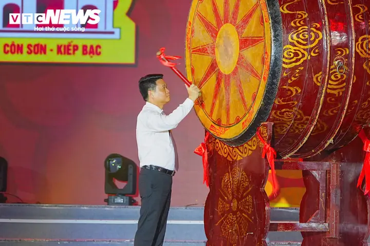 Vạn người xếp hàng chờ nhận ấn thiêng Đền Kiếp Bạc tại lễ hội mùa Thu 2026