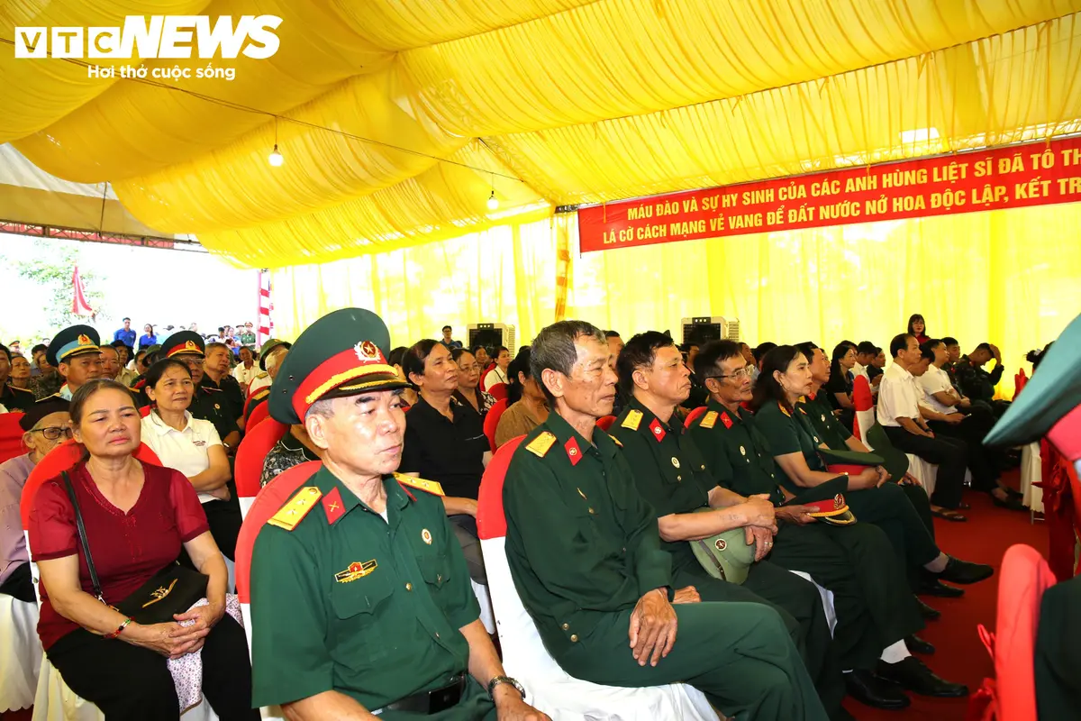 Khai quật mộ chôn tập thể, tìm hài cốt 8 liệt sĩ bị sát hại năm 1951