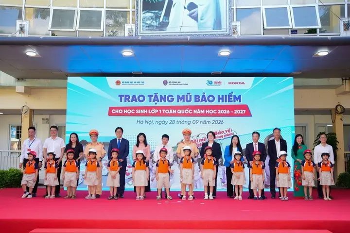 Honda Việt Nam trao 1,8 triệu mũ bảo hiểm cho học sinh lớp Một năm học 2026-2027