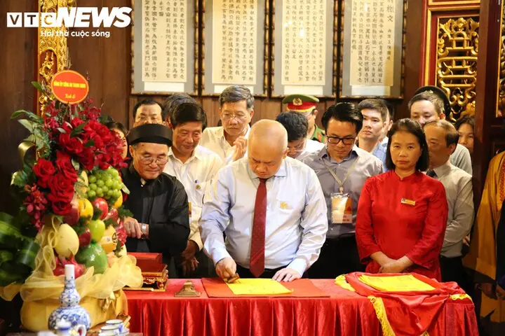 Vạn người xếp hàng chờ nhận ấn thiêng Đền Kiếp Bạc tại lễ hội mùa Thu 2026