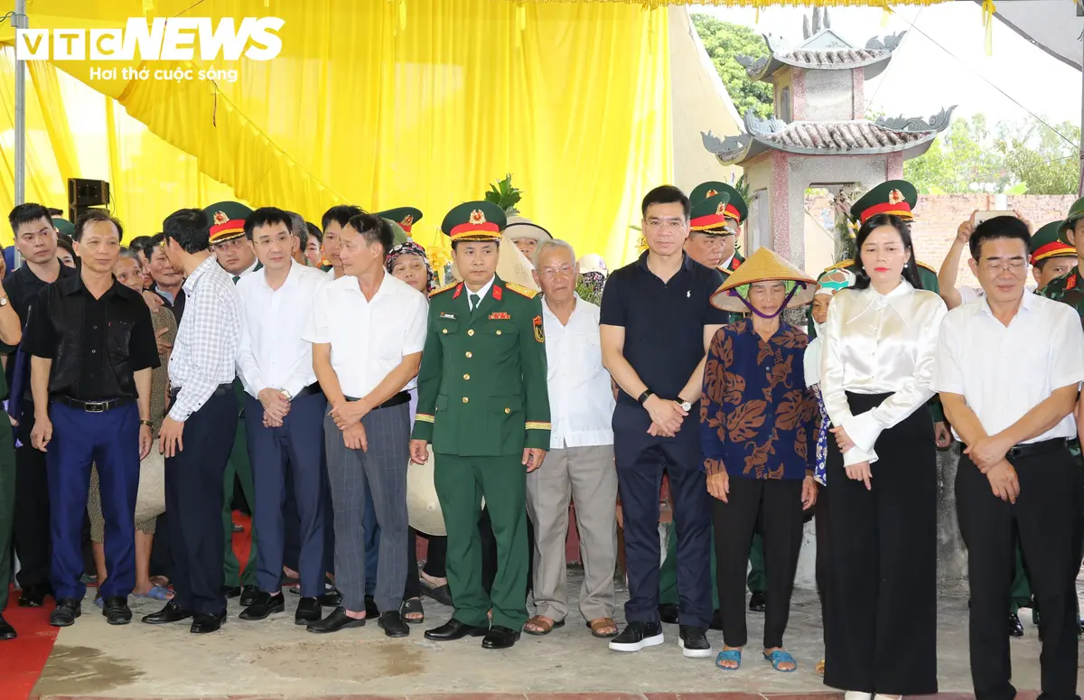 Khai quật mộ chôn tập thể, tìm hài cốt 8 liệt sĩ bị sát hại năm 1951
