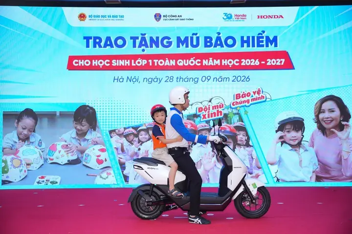 Honda Việt Nam trao 1,8 triệu mũ bảo hiểm cho học sinh lớp Một năm học 2026-2027