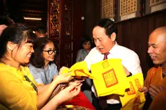 Vạn người xếp hàng chờ nhận ấn thiêng Đền Kiếp Bạc tại lễ hội mùa Thu 2026