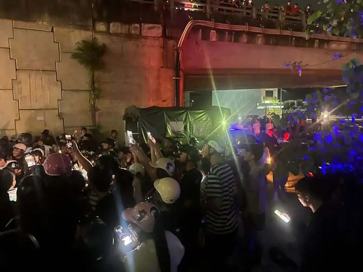 Đám đông vây kín ô tô, livestream: Khi nào có thể bị xử lý hình sự?