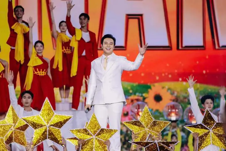 Đông Hùng nghẹn ngào nhìn lại biến cố nợ nần: 'Phải cúi đầu nhiều mới sống được'
