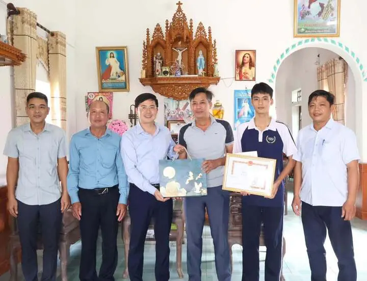 Nam sinh lao xuống nước cứu 2 em nhỏ được Chủ tịch tỉnh tặng Bằng khen