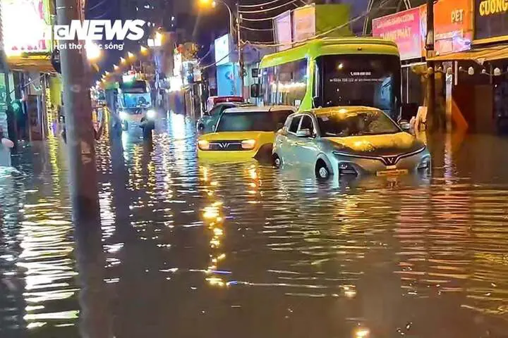 Mưa xối xả giờ tan tầm, nhiều tuyến đường ở TP.HCM ngập sâu