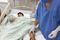 Cổng làng đổ sập đè bé trai 8 tuổi: Bác sĩ tạm nối bàn tay vào chân