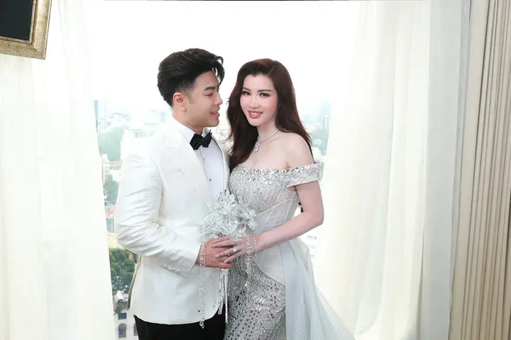 Ca sĩ Akira Phan bật khóc khi trao lời yêu thương dành cho vợ trong lễ cưới