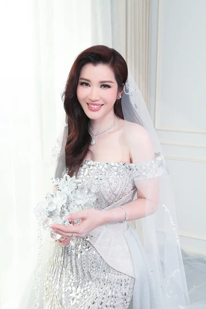Ca sĩ Akira Phan bật khóc khi trao lời yêu thương dành cho vợ trong lễ cưới