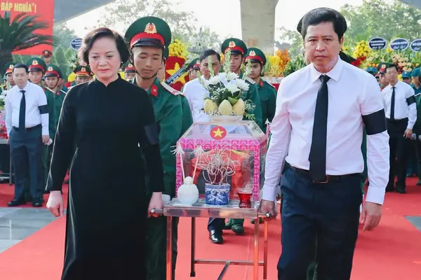 Phó Thủ tướng Phạm Thị Thanh Trà dự lễ an táng 71 hài cốt liệt sĩ tại Lào Cai