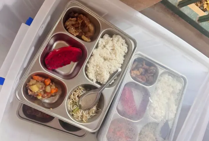 Sau vụ thịt trông 'giống tóp mỡ', trường tiểu học ở Hà Nội tạm dừng ăn bán trú