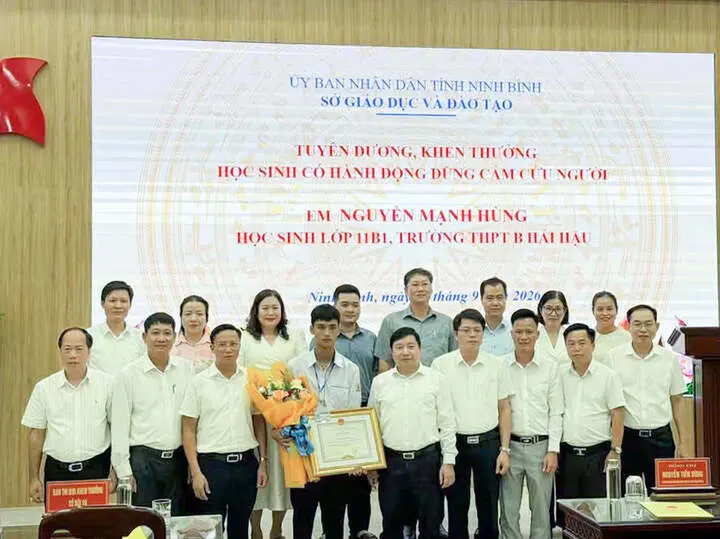 Nam sinh lao xuống nước cứu 2 em nhỏ được Chủ tịch tỉnh tặng Bằng khen
