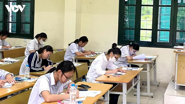 Thi lớp 10 chỉ hai môn: Giảm áp lực hay dồn vào Toán, Văn?
