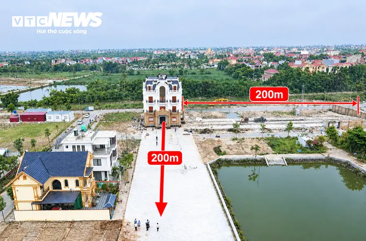 Cận cảnh 'thần đèn' di chuyển biệt thự 4 tầng nặng hàng trăm tấn ở Bắc Ninh