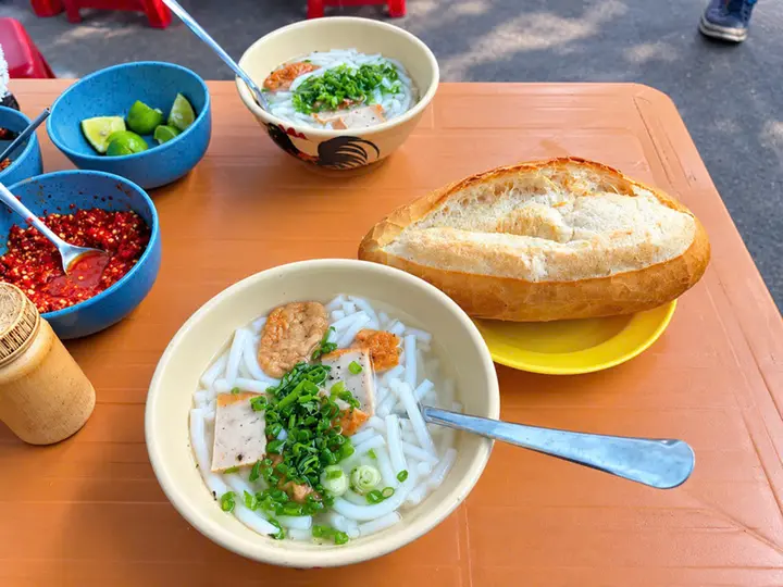 Tô bánh canh 'cứu đói' 8.000 đồng ở Nha Trang, hơn 6 năm chưa tăng giá